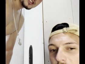 O ERICK DIAZ VEIO GOZAR NO GLORYHOLE E PEDIU PRA EU MAMAR FORA DA CABINE (COMPLETO NO RED)